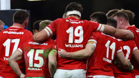 Wales team in a huddle against England