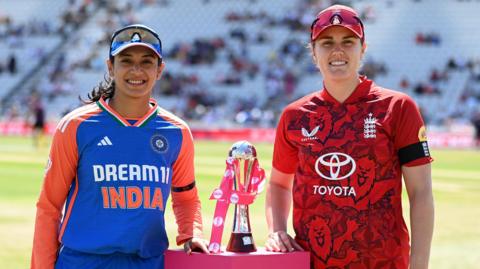 Nat Sciver-Brunt and Smriti Mandhana with the T20 trophy