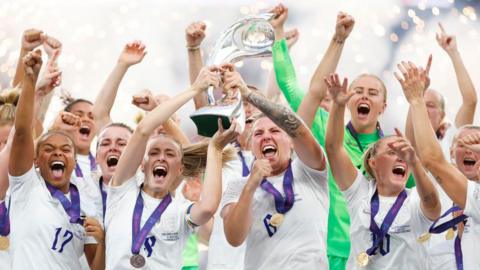 Leah Williamson and Millie Bright of England lift the UEFA Women’s Euro 2022 Trophy