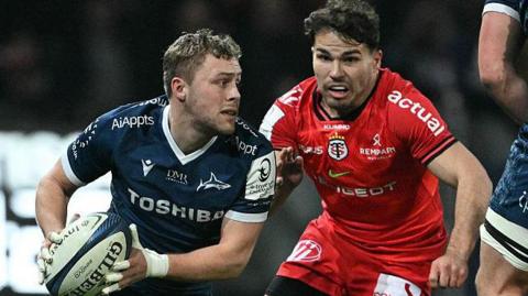 Antoine Dupont chases down Sale's Gus Warr