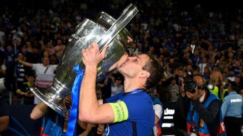 Cesar Azpilicueta kissing the Champions League trophy