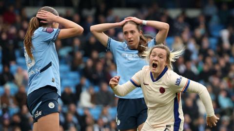 Erin Cuthbert celebrates as Manchester City players look dejected 