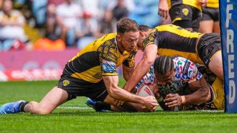 Edwin Ipape scores for Leigh against Salford