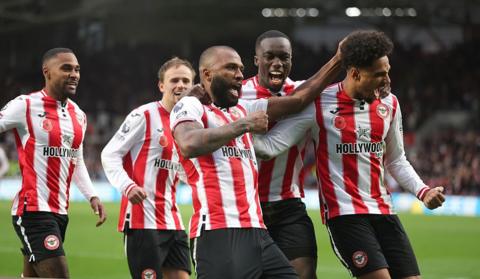 Igor Thiago celebrates