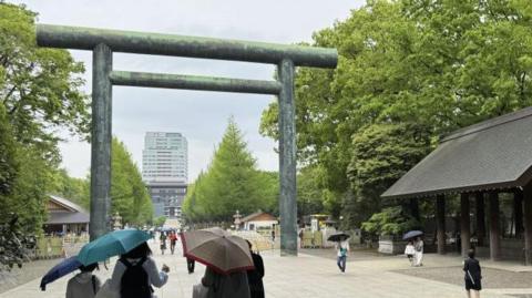  People visit Yasukuni Shrine during the commemoration ceremony on the eve of the 80th anniversary