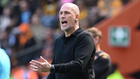Philippe Clement gesticulates to his Norwich players during their game at Hull City