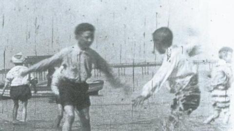 Plant yn chwarae yn Y Rhyl mewn ffilm gan Arthur Cheetham