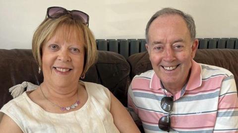 Mae Alwena a Gwyn Lewis wedi mynychu pob Eisteddfod ers cwrdd yn 1982