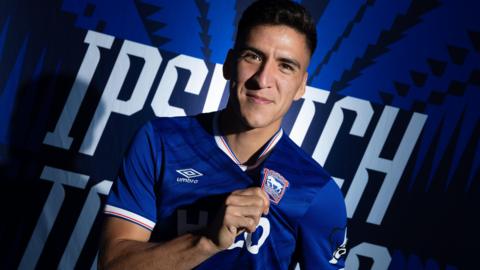 Marcelino Nunez shows the badge on his new Ipswich shirt