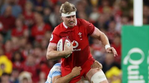 Aaron Wainwright attacks the Argentina defence