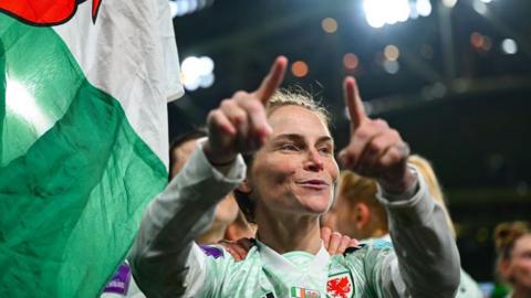 Jess Fishlock yn dathlu buddugoliaeth Cymru