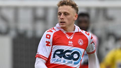Dion de Neve in action for Kortrijk