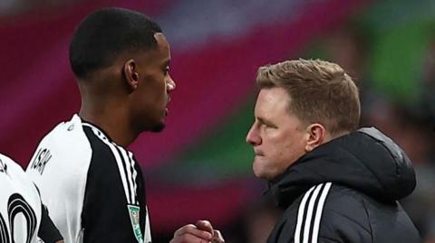 Eddie Howe greets Alexander Isak after taking him off in the Carabao Cup final between Newcastle United and Liverpool on 16 March 2025