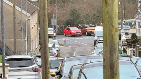 Commercial Street Abergwynfi wedi ei gau gyda thâp yr heddlu ym mis Chwefror 2026