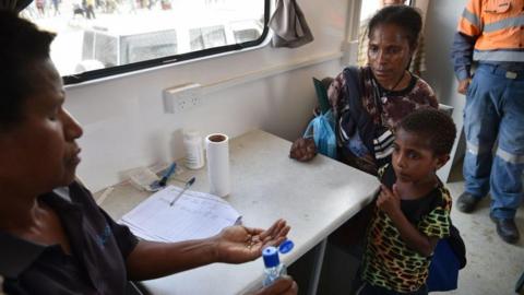 A woman in Papua New Guinea and her six-year-old daughter at a mobile clinic in the Western Highlands in 2018