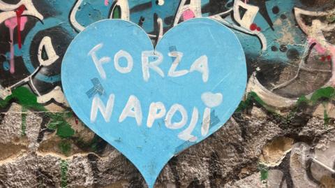 Wall graffiti - a light blue heart with "Forza Napoli" written on it