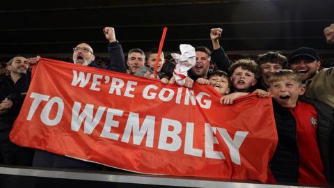 Southampton fans celebrate after beating Arsenal 