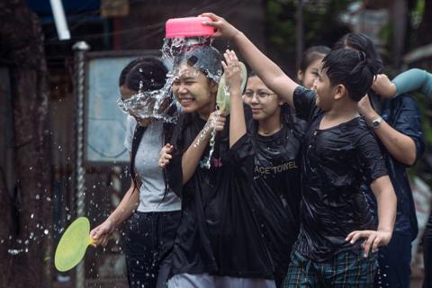 စက်သုံးဆီသုံးစွဲမှုလျှော့ချဖို့ လမ်းလျှောက်သင်္ကြန်ကျင်းပဖို့ စစ်ခေါင်းဆောင်ပြော