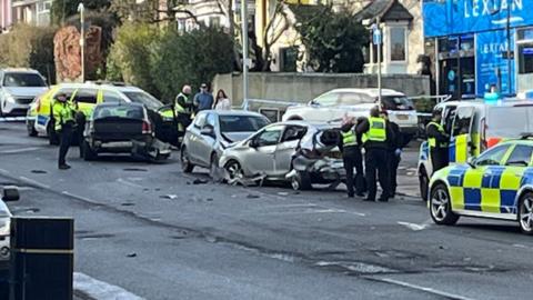 Ceir mewn gwrthdrawiad