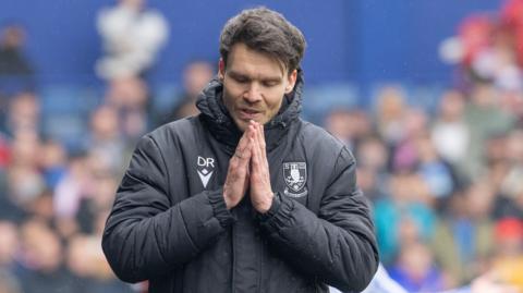 Danny Rohl in prayer