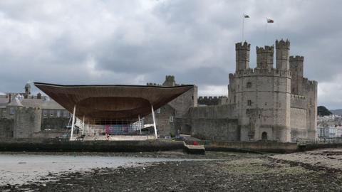 Castell Caernarfon a Senedd 