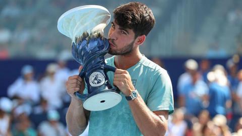 Carlos Alcaraz lifts the Cincinnati Open trophy