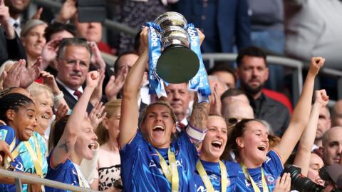 Chelsea players lifting the FA Cup trophy in 2025