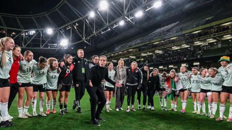 Rhian WIlkinson talking to players after the Ireland win