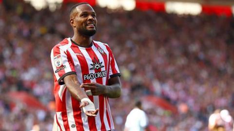 Cyle Larin celebrates after giving Southampton the lead