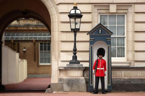A member of the Coldstream Guards stands on duty outside Buckingham Palace, the official residence of the British Monarch, in London on 11 September, 2025. 