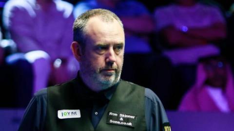 Mark Williams playing at the 2024 Saudi Arabia Snooker Masters