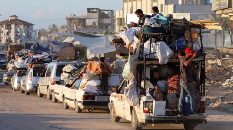 Displaced Palestinians arrive in Khan Younis after fleeing Rafah, in the southern Gaza Strip (6 May 2024)