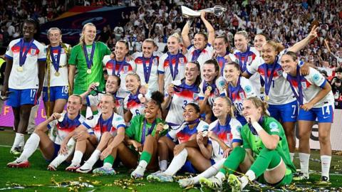 The Lionesses posing with the Euro 2025 trophy