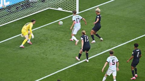 كأس العالم 2026: قضية بالوغون وتدخل ترامب يلقيان بظلالهما على مباراة بلجيكا والولايات المتحدة - BBC News عربي