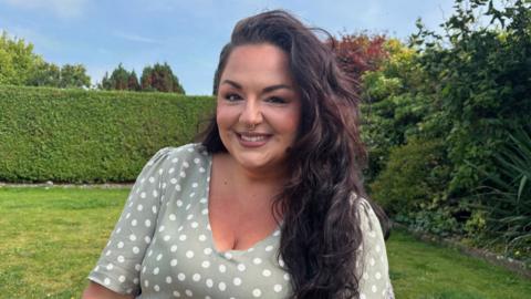Mae Annie wedi colli tair stôn a naw phwys mewn cwta bedwar mis - ond mae hi'n gobeithio colli rhagor