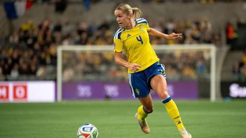 Hanna Lundkvist on the ball for Sweden
