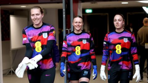 Hannah Hampton, Ellie Roebuck