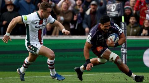 Pete Samu scores the first of Bordeaux's six tries