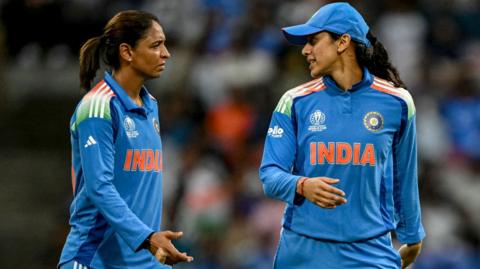 India's Smriti Mandhana speaks with captain Harmanpreet Kaur