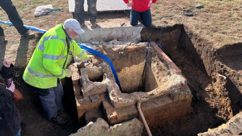 Describe in some detail what's shown in the pic. Add copyright and whether we can syndicate.