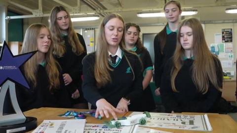 Criw o ferched o chweched dosbarth Ysgol Bro Edern