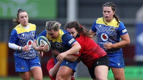 Molly Reardon carrying the ball for Gwalia Lightning 