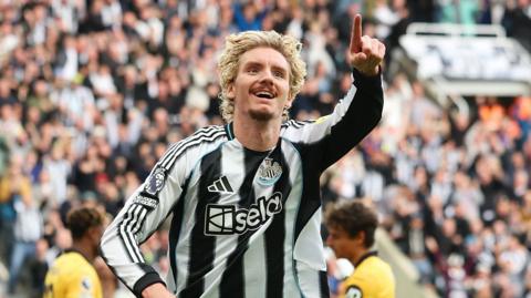 Nick Woltemade celebrates