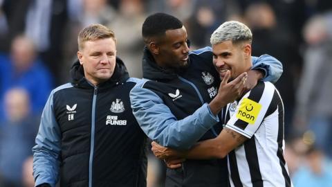 Alexander Isak congratulates team-mate Bruno Guimaraes beside Eddie Howe