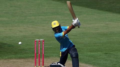 Davina Perrin of Warwickshire bats during the Vitality Blast match between Warwickshire Bears Women and Surrey Women