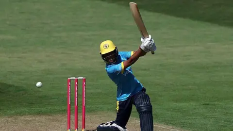 Davina Perrin of Warwickshire bats during the Vitality Blast match between Warwickshire Bears Women and Surrey Women