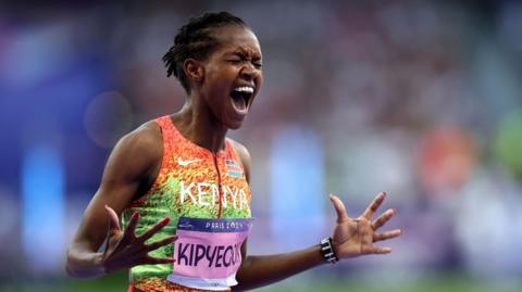 Faith Kipyegon celebrates winning the women's 1500m at Paris 2024