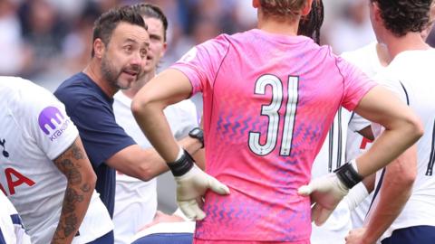 Roberto de Zerbi delivers a team talk