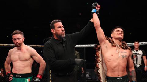 Jay-Jay Wilson defeats Darragh Kelly in the main event of PFL Belfast after 37 seconds.