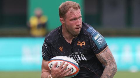 Ross Moriarty carries the ball for Ospreys against Benetton